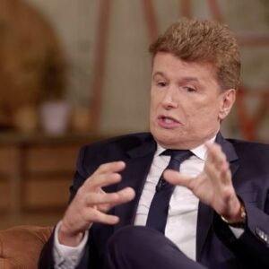 Risto Mejide Instagram - Hoy a las 22:50 cerramos la 9ª temporada de @chestercuatro, con unos datos de audiencia y unas críticas que jamás habríamos imaginado. Quizás la mejor temporada que hayamos hecho hasta la fecha, a tenor de vuestro apoyo. Y lo hacemos con un capítulo tan actual como necesario. Un capítulo que entronca con el mayor genio musical de todos los tiempos y con mi nueva novela, #Dieciséisnotas, pues pondremos el énfasis en las parejas con diferencia de edad. Nos vemos esta noche en @cuatrotv. Ha sido un placer, chesteros. Esta noche nos despedimos… hasta la temporada que viene. Sed felices a pesar de los demás. Ah, y amad más y joded menos. 🥲