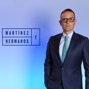 Risto Mejide Instagram - Esta noche visito a mi hermano @danimartinezweb para hablar de #dieciséisnotas en su inefable @martinezyhermanos. Afortunadamente, acompaño a dos grandes: @alobatof1 y @npastorioficial. Os veo en @movistarplus! 😎