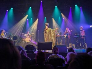 Rita Baga Instagram - 🎶 Chanteuse! 🎶

Photo du spectacle de vendredi dernier, avec un band incroyable (faudrait se trouver un nom?).

En toute transparence ce show est arrivé dans un moment de grande anxiété et a occupé toutes mes pensées pendant des semaines. C’était un grand défi chanter pendant 90 minutes, dans un format pas encore exploré, d’avoir le sentiment de re-plonger dans le vide. 

On a passé à travers ça grâce à une équipe fantastique, patiente, réconfortante. Et surtout, grâce au public et à mon amoureux @yannick_brouillette qui a toujours le bon ton, les beaux mots et les bons gestes.

Quelques dates seront annoncées prochainement, en attendant un autre projet 👀

C’est le début d’un temps nouveau 🎤

Photo: @annemariemartin8550 
Hair: @itsheavengenderfck 
Outfit: moi (ben fière) merci à @peach_m.u.a pour le coup de main 
Band: @jeffocaster @mr.jacob_roberge @melissalabbe @rouquin_coquin @roxred