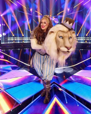 Rita Baga Instagram - 🦁🎶 RAW! 🎶🦁

Ah oui c’est moi, Rita Baga, the french canadian..lion! 

Quel honneur d’avoir participé à @chanteursmasquestva et de m’être rendu.e  jusqu’en finale (un tour du chapeau comme finaliste, ou quoi ?!)!

Une aventure incroyable, guidée par une grande équipe hyper attentionnée! Remerciements particuliers à Chantal, Patrick, Kelly-Ann, Julie, Marie-Ève Riverin  et la personne qui m’a « challengé »: @martinproulx5 . « T’es capable! »

Chanteurs Masqués était l’occasion idéale de faire un énième coming-out, cette fois, comme chanteuse! J’ai (re)trouvé ma voix et le plaisir de chanter. 2024: vous allez m’entendre ;)

Un grand merci pour les nombreux commentaires reçus indirectement depuis des semaines, en dessous des publications. J’ai eu la larme à l’œil plusieurs fois en vous lisant, vous qui ne connaissiez pas mon identité 🦁 

Merci!

What a ride! Finalist (3rd time?!) on the Masked Singer ❤️ So #blessed by this experience, singing has always been the thing I love the most. Huge MERCI to the production, talent care team and I can’t wait to begin the « chanteuse » era :) 2024, baby!

Photo: @bertexertier