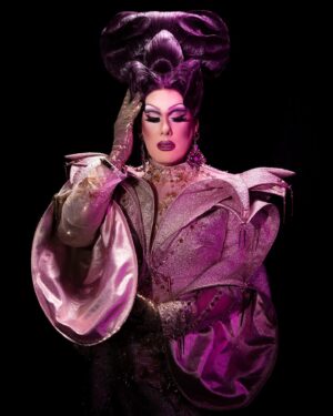 Rita Baga Instagram - [ RDV DRAG # 42 & @ritabagaz ]

Star de la scène et personnage bien en vue dans nos écrans de télévision, Rita Baga bouscule les conventions et fait briller les personnes s’identifiant aux communautés 2SLGBTQ . Figure emblématique du @cabaretmado , elle y a évolué pendant 15 ans.  Elle occupa aussi un poste à la programmation officielle du festival @fiertemontreal de 2014 à 2020 et anima plusieurs événements d’envergure durant le festival, dont son spectacle signature Drag superstars. 

En 2019, Rita fut sélectionnée pour faire partie du casting de la toute première saison de @canadasdragrace et s’y tailla une place dans le top3.

Son passage à l’émission @bigbrothercelebrites en 2021 fit en sorte que le grand public québécois tomba sous ses charmes. S’en suivi de grandes collaborations avec le @ellequebec , @lorealpro , Carte Blanche @juste_pour_rire , @lasemainedes4julie , @bonsoirbonsoirrc, @quisaitchanter et @endirectdelunivers 

C’est ensuite en salle avec sa tournée provinciale Créature, dont l’image promotionnelle principale fut crée par Moi et @poe.mtl, que Rita connecta avec son public pendant plus d’un an. 

S’en suivi, en 2022, le retour de Rita sur @canadavstheworldofficial ainsi qu’à la barre de l’émission La Drag en moi, diffusée sur @crave et @canalvie 

Depuis 2023, on peut retrouver Rita comme animatrice et juge principale de l’émission @dragracebelgique, seconde franchise francophone du phénomène mondial @rupaulsdragrace 

Elle développe en parallèle la production d’événements et la représentation d’artistes drag au Canada et en Europe avec sa compagnie @bgb_bgb_bgb 

L’événement @rendezvousdeladrag fut aussi possible grace à la participation de Rita dans le comité d’organisation. En te remerciant personnellement de nous avoir permis, à Poe et moi, de participer à ce fabuleux événement, nous offrant l’occasion de connecter avec nos pairs et de contribuer à notre manière à la visibilité de notre belle communauté.

📸 @jeansebastiensenecal & @poe.mtl 
💇‍♀️ @hair_by_koji_ichikawa 
👗 Daniel Serrurier

Shot using @canoncanada @profoto @tethertools 

@rendezvousdeladrag 
@palais_montreal 

#rdvdelasrag #drag #photography #senecalpoe #queer