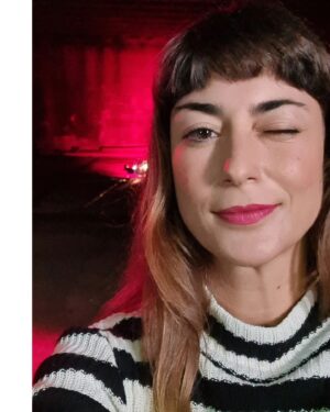 Rita Camarneiro Instagram - 3 meses depois de estrear o Dominó chega agora ao fim a primeira temporada. E que bela viagem, esta! Foi realmente emocionante transportar-me para todas as histórias e crimes representados no podcast. Fui vítima, culpada, polícia e narradora. Várias vezes perguntei-me se alguém envolvido estaria a ouvir. Muito obrigada, nada disto seria possível sem o meu colega @guimichelini que pegou nas minhas dores e fez-me crescer. Agradeço à @amccrimept por ter acreditado em nós, aos ouvintes que têm acompanhado, alguns até partilham informações sobre crimes 😁. E a todas as vítimas, espero ter contado bem a vossa história. 

O novo episódio já está disponível em todas as plataformas. Acaba como começa, com o o homicídio de Carlos Burnay e novas pistas sobre este caso.🕵‍♀️🕵