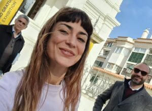 Rita Camarneiro Instagram - 3 meses depois de estrear o Dominó chega agora ao fim a primeira temporada. E que bela viagem, esta! Foi realmente emocionante transportar-me para todas as histórias e crimes representados no podcast. Fui vítima, culpada, polícia e narradora. Várias vezes perguntei-me se alguém envolvido estaria a ouvir. Muito obrigada, nada disto seria possível sem o meu colega @guimichelini que pegou nas minhas dores e fez-me crescer. Agradeço à @amccrimept por ter acreditado em nós, aos ouvintes que têm acompanhado, alguns até partilham informações sobre crimes 😁. E a todas as vítimas, espero ter contado bem a vossa história. 

O novo episódio já está disponível em todas as plataformas. Acaba como começa, com o o homicídio de Carlos Burnay e novas pistas sobre este caso.🕵‍♀️🕵