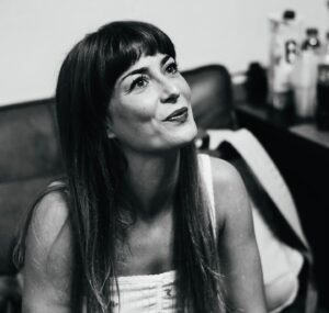 Rita Camarneiro Instagram - Show de banana-papaia no @teatrovillaret. Discutimos os limites da vida adulta que, toda a gente sabe, começa quando passamos a levar um casaquinho de malha e é até partir a anca. 

@bananapapaia 
@joanagama 

Fotos de @marianafbrsimoes 
❤