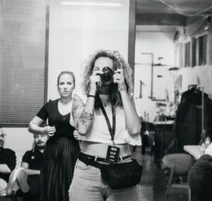 Rita Camarneiro Instagram - Show de banana-papaia no @teatrovillaret. Discutimos os limites da vida adulta que, toda a gente sabe, começa quando passamos a levar um casaquinho de malha e é até partir a anca. 

@bananapapaia 
@joanagama 

Fotos de @marianafbrsimoes 
❤