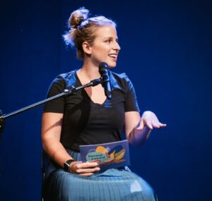 Rita Camarneiro Instagram - Show de banana-papaia no @teatrovillaret. Discutimos os limites da vida adulta que, toda a gente sabe, começa quando passamos a levar um casaquinho de malha e é até partir a anca. 

@bananapapaia 
@joanagama 

Fotos de @marianafbrsimoes 
❤