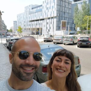 Rita Camarneiro Instagram - É com muito orgulho e carinho que finalmente lanço o Dominó, um podcast sobre crimes reais portugueseses. Muito apoiado pela @amccrimept e criado por mim. Não estive nisto sozinha, só aconteceu graças ao produtor @guimichelini que me ajudou na pesquisa, na motivação e em manter-me organizada, ao genérico incrível feito pelo meu marido @pedurao e às "skills" que o trabalho na minha rádio me deram, para conseguir brincar com o som e ter noção da minha voz. Obrigada. 

A capa é da incrível e talentosa @missinesportfolio.

Agradeço também à música clássica que é de domínio público, e torna tudo melhor. 

O teaser foi gravado com os @buscadoresdeemociones e, opá adorei poder ir e vir a Madrid em 24 horas, tive um dia de vida à la James Bond, caso ele tivesse de ir a Madrid gravar um teaser para um podcast. Foram todos muy amables e profisionales. Entretanto fui de luna de miel a Fuerteventura e já falo muito melhor espanhol. 

Novos episódios todas as quintas, quinzenalmente, a partir de hoje. 

💜