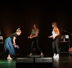 Rita Camarneiro Instagram - Show de banana-papaia no @teatrovillaret. Discutimos os limites da vida adulta que, toda a gente sabe, começa quando passamos a levar um casaquinho de malha e é até partir a anca. 

@bananapapaia 
@joanagama 

Fotos de @marianafbrsimoes 
❤