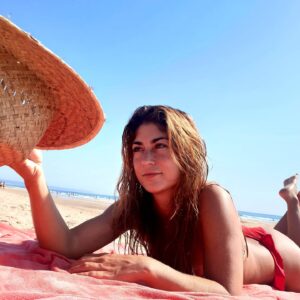 Rita Camarneiro Instagram - Hoje que vinha tirar uma foto às dezenas de kitesurfs na praia, não há. Novo episódio de coisitas já está online, falo do meu medo de levar com uma asa na cabeça, de yoga e Marco Paulo. Link na bio 😘