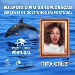 Rita Cruz Instagram - Rita Cruz também apoia o fim da exploração circense de golfinhos em Portugal.

E é a favor da reabilitação de golfinhos em Santuário na natureza onde podem finalmente sentir os ritmos das marés e das ondas e ter muitos estímulos naturais da biodiversidade marinha de baixo de água. 

A reabilitação em um Santuário na natureza é a solução mais ética onde podem viver com dignidade, sem exploração circense, sem música alta, sem interações forçadas, sem paredes de cimento pintadas de azul num ambiente estéril sem qualquer estímulo natural da biodiversidade marinha, sem habilidades circenses aprendidas e treinadas diariamente com base na privação de alimentos para entreter turistas mal informados.

Só num Santuário na natureza podem expressar a sua verdadeira natureza que lhes foi roubada. 

A forma como tratamos o ser mais inteligente dos Oceanos, com um cérebro de grandes dimensões e mais complexo do que o do ser humano revela muito sobre nós como indivíduos e como nação.

Está na hora de devolver a dignidade aos 35 golfinhos vítimas de exploração circense em Portugal.

A reabilitação em Santuário na natureza é uma realidade testada onde vão continuar a ter os mesmos cuidados médico veterinários de sempre com os mesmos tratadores de sempre mas sem circo, com apenas comportamentos naturais típicos da espécie na natureza onde evoluíram durante milhões de anos.

A união faz a força! Seguimos juntos e cada vez mais fortes por um mundo melhor para todos os animais humanos e não humanos!

PARTILHEM! 💪🏼📢🐬🌊🌏

#saynotothedolphinshow
#DontBuyATicket
#thanksbutnotanks
#enddolphinariums
#zoomarinealgarve
#jardimzoologicodelisboa
#captivitykills
#emptythetanksportugal
#animalsrights
#emptythetanksworldwide
#dolphin_project
#dolphinrehabilitation
#umahlumbacenter
#LetsProtectDolphinsTogether
#KeepThemWild
#WildAndFree