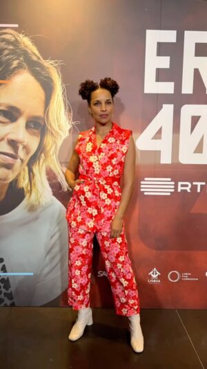 Rita Cruz Instagram - Ontem foi dia de ver o primeiro episódio da série ERRO 404 com estreia para DIA 11 de Março  na @rtppt .
Sei que sou muito suspeita mas acho que vai ser bombástico. É uma abordagem muito fora da caixa daquilo que  estamos habituados a ver e a fazer também.
✨✨
👗 @inedit.design 
💇‍♀️ @virginiacostacurly 
💍 @diferenza_jewelry