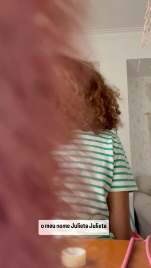 Rita Cruz Instagram - Testemunho muito importante de Julieta Santos, administrativa há trezentos anos numa repartição . 
( desculpem os erros nas legendas mas é o que há) 
Os stories do “passaporte serviram  de inspiração para esta nova personagem. Enjoy!