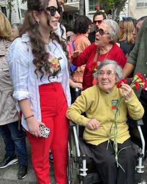 Rita Marrafa de Carvalho Instagram - A Celeste dos cravos veio com a filha e a neta.  91 anos de vida. 
Júlio Isidro dizia-me há pouco “fiz a reportagem do primeiro 1.º de maio. Estava assim. Como hoje.”

A imensidão de gente livre. 
Marrafa em cima da chaimite e homem em cima da árvore. 

Não são muitos. 
São todos. 
É um país inteiro. 

Sempre.