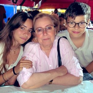 Rita Marrafa de Carvalho Instagram - É seguir a sequência, fáxavor, que tenho aqui belos tesourinhos…
1) Mãe é deixar-te fazer uma permanente no cabelo, com 14 anos, sem te dizer depois que estás ridícula e que pareces o Marco Paulo. 

2) Mãe é lançar um belo suspiro de desapontamento quando viu que coloquei a bandolete a meio da testa na sessão de fotos da escola, porque queria parecer a Madonna, e mesmo assim colocar a foto no álbum; 

3) Mãe é ter-me dado tanta liberdade pessoal e confiança que, aos 46, não tenho vergonha de tirar fotos com bolas de Natal nas orelhas;

4) Mãe é dizer-lhe que vou para a Ucrânia em trabalho, 3 meses depois da guerra começar, e ela perguntar “Mas não havia mais ninguém para ir?”

5) Mãe é, aos 18, obrigar-me a tirar uma foto com gorro de pai-natal ao lado da lareira e emoldurar para me confrontar com isto sempre que vou lá a casa;

6) Mãe é passar a noite anterior e a manhã seguinte na cozinha a fazer mousse, gelatinas e bolos para o teu aniversário;

7) Mãe é ser a avó mais mãe que conheço;

8) Mãe é sorte e trabalho. Tive mais sorte que trabalho. ❤️