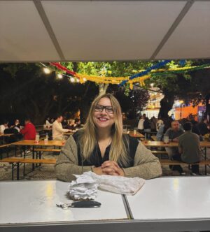 Rita Marrafa de Carvalho Instagram - Levem comigo feliz na Romaria de Santo Amaro, pelos olhos da @annnuskkka , escuteira dos 3 costados durante anos a fio (antes drogada, credo!!), mas gostamos dela assim: sempre alerta (para servir 🙄) e em modo jamboree forever!! 
Lá estive, de boca lambuzada de churros, bifana no dente e sangria no bucho.