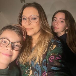 Rita Marrafa de Carvalho Instagram - É seguir a sequência, fáxavor, que tenho aqui belos tesourinhos…
1) Mãe é deixar-te fazer uma permanente no cabelo, com 14 anos, sem te dizer depois que estás ridícula e que pareces o Marco Paulo. 

2) Mãe é lançar um belo suspiro de desapontamento quando viu que coloquei a bandolete a meio da testa na sessão de fotos da escola, porque queria parecer a Madonna, e mesmo assim colocar a foto no álbum; 

3) Mãe é ter-me dado tanta liberdade pessoal e confiança que, aos 46, não tenho vergonha de tirar fotos com bolas de Natal nas orelhas;

4) Mãe é dizer-lhe que vou para a Ucrânia em trabalho, 3 meses depois da guerra começar, e ela perguntar “Mas não havia mais ninguém para ir?”

5) Mãe é, aos 18, obrigar-me a tirar uma foto com gorro de pai-natal ao lado da lareira e emoldurar para me confrontar com isto sempre que vou lá a casa;

6) Mãe é passar a noite anterior e a manhã seguinte na cozinha a fazer mousse, gelatinas e bolos para o teu aniversário;

7) Mãe é ser a avó mais mãe que conheço;

8) Mãe é sorte e trabalho. Tive mais sorte que trabalho. ❤️