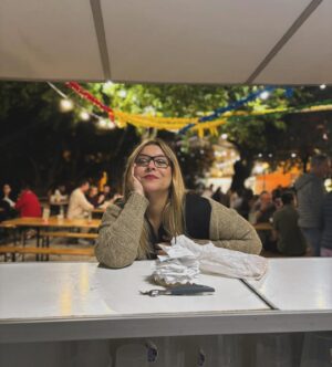 Rita Marrafa de Carvalho Instagram - Levem comigo feliz na Romaria de Santo Amaro, pelos olhos da @annnuskkka , escuteira dos 3 costados durante anos a fio (antes drogada, credo!!), mas gostamos dela assim: sempre alerta (para servir 🙄) e em modo jamboree forever!! 
Lá estive, de boca lambuzada de churros, bifana no dente e sangria no bucho.