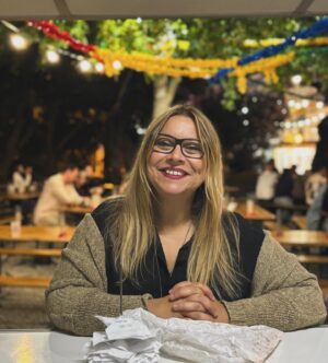 Rita Marrafa de Carvalho Instagram - Levem comigo feliz na Romaria de Santo Amaro, pelos olhos da @annnuskkka , escuteira dos 3 costados durante anos a fio (antes drogada, credo!!), mas gostamos dela assim: sempre alerta (para servir 🙄) e em modo jamboree forever!! 
Lá estive, de boca lambuzada de churros, bifana no dente e sangria no bucho.