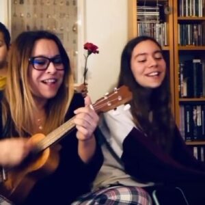 Rita Marrafa de Carvalho Instagram - Ainda me comovo sempre que vejo este vídeo. 
Estávamos fechados em casa em 2020. 
Privados de liberdade por uma pandemia. 
Cantávamos todas as noites para sentirmos leveza, alegria e termos um projecto diário em comunhão. 
Ela tinha 14. Ele, 9. 
Invejo aqueles que, naquela manhã de 74, saíram à rua, pejados de surpresa e alegria, a sentirem que acabava a ditadura, que se respirava um novo tempo, que tempos de eleições livres estavam a chegar. Que a escolha estava nas suas mãos. Que dia glorioso terá sido… 

Nunca, como agora, é urgente isto: embebedarmo-nos de Abril, cantarmos a liberdade e permanecermos juntos para que ninguém se esqueça que ser livre é uma luta diária. Principalmente, quem vem a seguir. Os jovens que herdam o legado que não viveram, mas que dele usufruem. 
Lutem sempre por ele. O passado é um país distante, agrilhoado, cinzento, pobre e triste. 
Não o queremos de volta. ❤️