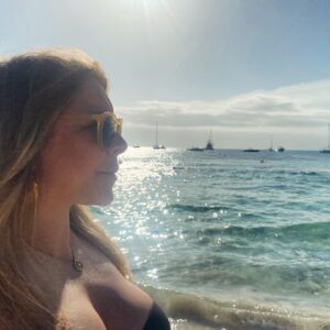 Rita Marrafa de Carvalho Instagram - É para verem tudo, faxavor. 
Na terra da indiferença à diferença, vive-se devagar e com prazer. 
Formentera é este espaço de liberdade, igualdade e calmaria na tormenta. 

Não venham. Isto é péssimo. ❤️