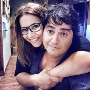 Rita Marrafa de Carvalho Instagram - Conheci o Alvim com cabelo farto. Já perdi a conta aos anos. Mas fazendo um esforço, chego a 1999. E ele a entrar tresloucado na sigma3, que produzia o @curtocircuito.oficial . Ele apresentava durante a semana e eu aos fins-de-semana. De sorriso aberto e a borbulhar de ideias. Ficámos amigos. Digo “sim” a todos os seus projectos e ouço-o com paciência quando navega na estratosfera da criatividade. 
É um pinga-amor, mas espalha ternura por onde passa, mesmo quando o seu tique favorito quando me encontra seja massajar-me a orelha. 
Só sabe viver com paixão e eu entendo-o bem. Só vale a pena viver assim. 
Ele não faz 50. Faz 17. E nunca dali vai sair. E é por isso que gostamos tanto dele. 
Love U, @fernando_alvim