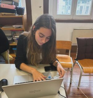 Rita Marrafa de Carvalho Instagram - Está numa mesa de voto. Feliz pela responsabilidade, atenta à função que exerce em democracia. 

#orgulhosos