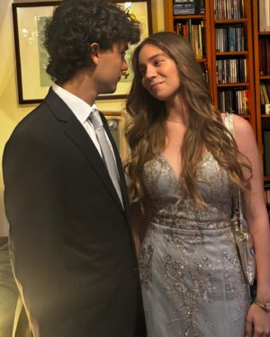 Rita Marrafa de Carvalho Instagram - O meu amor maivelho foi ao baile de finalistas com o seu amor mainovo. 
Foi feliz e nervosa, com o coração palpitante, de paixão na mão e no peito. Galopante na ternura e agradecida pelo amor que a rodeia. Não há que agradecer. Nada que lhe daremos estará à altura do que nos dá. 
18 anos. Começo de uma vida académica e uma noite de salgadinhos, música boa e amigos a desfiar projectos, futuros e planos. 
Sei que se lhe disser ela acredita: vai ser incrível, meu amor!