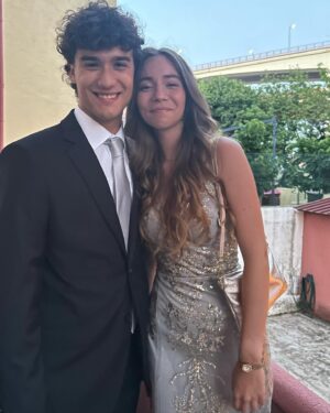Rita Marrafa de Carvalho Instagram - O meu amor maivelho foi ao baile de finalistas com o seu amor mainovo. 
Foi feliz e nervosa, com o coração palpitante, de paixão na mão e no peito. Galopante na ternura e agradecida pelo amor que a rodeia. Não há que agradecer. Nada que lhe daremos estará à altura do que nos dá. 
18 anos. Começo de uma vida académica e uma noite de salgadinhos, música boa e amigos a desfiar projectos, futuros e planos. 
Sei que se lhe disser ela acredita: vai ser incrível, meu amor!