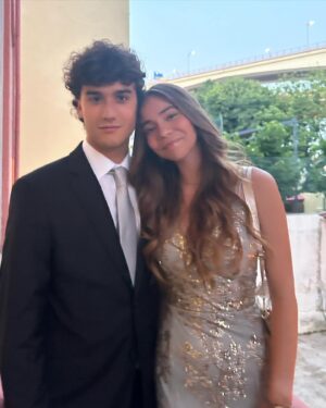 Rita Marrafa de Carvalho Instagram - O meu amor maivelho foi ao baile de finalistas com o seu amor mainovo. 
Foi feliz e nervosa, com o coração palpitante, de paixão na mão e no peito. Galopante na ternura e agradecida pelo amor que a rodeia. Não há que agradecer. Nada que lhe daremos estará à altura do que nos dá. 
18 anos. Começo de uma vida académica e uma noite de salgadinhos, música boa e amigos a desfiar projectos, futuros e planos. 
Sei que se lhe disser ela acredita: vai ser incrível, meu amor!