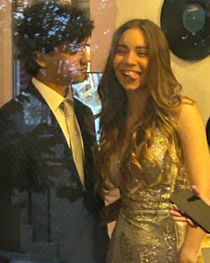 Rita Marrafa de Carvalho Instagram - O meu amor maivelho foi ao baile de finalistas com o seu amor mainovo. 
Foi feliz e nervosa, com o coração palpitante, de paixão na mão e no peito. Galopante na ternura e agradecida pelo amor que a rodeia. Não há que agradecer. Nada que lhe daremos estará à altura do que nos dá. 
18 anos. Começo de uma vida académica e uma noite de salgadinhos, música boa e amigos a desfiar projectos, futuros e planos. 
Sei que se lhe disser ela acredita: vai ser incrível, meu amor!