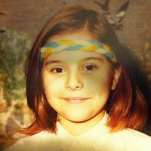 Rita Marrafa de Carvalho Instagram - É seguir a sequência, fáxavor, que tenho aqui belos tesourinhos…
1) Mãe é deixar-te fazer uma permanente no cabelo, com 14 anos, sem te dizer depois que estás ridícula e que pareces o Marco Paulo. 

2) Mãe é lançar um belo suspiro de desapontamento quando viu que coloquei a bandolete a meio da testa na sessão de fotos da escola, porque queria parecer a Madonna, e mesmo assim colocar a foto no álbum; 

3) Mãe é ter-me dado tanta liberdade pessoal e confiança que, aos 46, não tenho vergonha de tirar fotos com bolas de Natal nas orelhas;

4) Mãe é dizer-lhe que vou para a Ucrânia em trabalho, 3 meses depois da guerra começar, e ela perguntar “Mas não havia mais ninguém para ir?”

5) Mãe é, aos 18, obrigar-me a tirar uma foto com gorro de pai-natal ao lado da lareira e emoldurar para me confrontar com isto sempre que vou lá a casa;

6) Mãe é passar a noite anterior e a manhã seguinte na cozinha a fazer mousse, gelatinas e bolos para o teu aniversário;

7) Mãe é ser a avó mais mãe que conheço;

8) Mãe é sorte e trabalho. Tive mais sorte que trabalho. ❤️