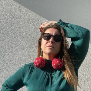 Rita Marrafa de Carvalho Instagram - É seguir a sequência, fáxavor, que tenho aqui belos tesourinhos…
1) Mãe é deixar-te fazer uma permanente no cabelo, com 14 anos, sem te dizer depois que estás ridícula e que pareces o Marco Paulo. 

2) Mãe é lançar um belo suspiro de desapontamento quando viu que coloquei a bandolete a meio da testa na sessão de fotos da escola, porque queria parecer a Madonna, e mesmo assim colocar a foto no álbum; 

3) Mãe é ter-me dado tanta liberdade pessoal e confiança que, aos 46, não tenho vergonha de tirar fotos com bolas de Natal nas orelhas;

4) Mãe é dizer-lhe que vou para a Ucrânia em trabalho, 3 meses depois da guerra começar, e ela perguntar “Mas não havia mais ninguém para ir?”

5) Mãe é, aos 18, obrigar-me a tirar uma foto com gorro de pai-natal ao lado da lareira e emoldurar para me confrontar com isto sempre que vou lá a casa;

6) Mãe é passar a noite anterior e a manhã seguinte na cozinha a fazer mousse, gelatinas e bolos para o teu aniversário;

7) Mãe é ser a avó mais mãe que conheço;

8) Mãe é sorte e trabalho. Tive mais sorte que trabalho. ❤️