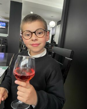 Rita Marrafa de Carvalho Instagram - O senhor Adérito faz anos hoje. 
83 anos. 
Adormece em cima da mesa nos jantares. 
Fecha os olhos quando anda de barco para não enjoar. 
Gosto de vinho de qualidade enquanto joga xadrez. 
Gosta da música baixa no carro e odeias cortar as unhas.
Vê os mesmos filmes mais de 3 vezes. 
Pede para ir para sítios calmos nas festas e adora música dos anos 60. 
Não gosta de gastar dinheiro, mas está sempre a arranjar formas de o ganhar. 
Gosta de ver debates políticos e resumos do Big Brother. 
Devora sushi sem a placa e tem uma memória de elefante. 
Nasceu com ar de sueco, cresceu com ar de ucraniano e está com este ar de bigode farto. 

É um velho adorável com algumas dioptrias e é muito mais do que podíamos desejar. 
❤️