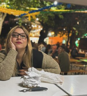 Rita Marrafa de Carvalho Instagram - Levem comigo feliz na Romaria de Santo Amaro, pelos olhos da @annnuskkka , escuteira dos 3 costados durante anos a fio (antes drogada, credo!!), mas gostamos dela assim: sempre alerta (para servir 🙄) e em modo jamboree forever!! 
Lá estive, de boca lambuzada de churros, bifana no dente e sangria no bucho.