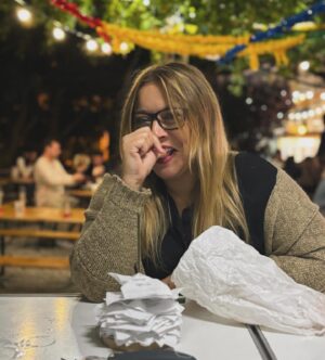 Rita Marrafa de Carvalho Instagram - Levem comigo feliz na Romaria de Santo Amaro, pelos olhos da @annnuskkka , escuteira dos 3 costados durante anos a fio (antes drogada, credo!!), mas gostamos dela assim: sempre alerta (para servir 🙄) e em modo jamboree forever!! 
Lá estive, de boca lambuzada de churros, bifana no dente e sangria no bucho.
