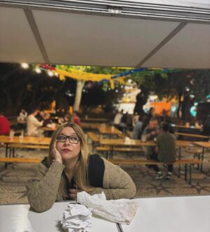 Rita Marrafa de Carvalho Instagram - Levem comigo feliz na Romaria de Santo Amaro, pelos olhos da @annnuskkka , escuteira dos 3 costados durante anos a fio (antes drogada, credo!!), mas gostamos dela assim: sempre alerta (para servir 🙄) e em modo jamboree forever!! 
Lá estive, de boca lambuzada de churros, bifana no dente e sangria no bucho.