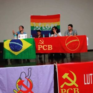 Rita von Hunty Instagram - Aqui tem um compilado de fotos e um agradecimento!

Sábado passado, dia 15/abril, recebi um convite do @pcbpartidao e do @lgbtcomunistasp para integrar uma mesa de análise de conjuntura e apontamentos da questão LGBT e a luta de classes. O evento aconteceu em São José dos Campos mais especificamente no Sindipetro.

Contamos com mais de 300 companheiras e companheiros de luta, além dos e das camaradas do partido.

A mesa foi mediada pelo camarada @vitorferreira_h e teve as falas análises e contribuições do @matsgoncalves sobre conjuntura, educação e arte e @auroraustral__ sobre saúde mental, direitos e alienação.

Foi uma alegria e um prazer imenso!
Pelo poder popular!
Pelo socialismo!
Venceremos ❤️