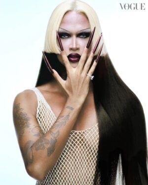 Rita von Hunty Instagram - Mããããe, tô na @voguebrasil !!!!
Brasiiiiiiil, estamos na VOGUEEEEE

Em outros momentos já colaborei como autora para a revista, mas, desta vez, estive como modelo :)

Escrevi um artigo sobre os intercâmbios entre a arte e a cultura Drag e outras artes ao longo dos últimos 50 anos.

O ensaio ficou lindo, e olha quanta gente e quanto trabalho incrível:

Fotos: @fernando_tomaz
Direção de arte: @juliakoala
Styling: @carlosesser
Coordenação de beleza: @henriquem85
Edição de beleza: @barbaraoberg e @thaisvarela
Assistentes de foto: @marinanajjar @franckwillianfoto e Jorge Escudeiro 
Produção executiva: @belsfr
Assistente de styling: @miricciardi
Produção de moda: @rourives
Camareira: Eliana Amaral
Assistente de beleza: @juliocardim_beauty
Nail artist: @robertamunis
Assistentes de nail art: @mayle.oli e Samara Carmo
Tratamento de imagem:@studiobrunorezende