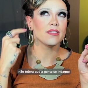 Rita von Hunty Instagram - Última chamada!

Lindezas, compartilho aqui mais um trecho do nosso vídeo 09 da série ABC DO SOCIALISMO (disponível em nosso canal, no youtube).

Neste corte, falamos mais sobre como a consciência de uma IDENTIDADE sem a consciência de como aquela identidade é PRODUZIDA por um sistema, não é capaz de emancipar nenhum tipo de sujeito.

"Mais oprimidos no topo", mas a base continua sendo formada integralmente por ___________?

Movimento lgbt liberal ñ serve p nada
Movimento feminista liberal ñ serve p nada
Movimento negro liberal ñ serve p nada...
E assim vai

Bom, corram lá para o canal e vejam o vídeo todo!
Um beijinho, tcha-au