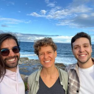 Rita von Hunty Instagram - Estes são os últimos instantes antes do embarque de volta. O coração aperta, metade de mim é saudade do mundo que conhecia em São Paulo, a outra metade de saudade do mundo que conheci em Sydney.

2 meses... quanta coisa coube neste 60 dias. Pensei em escrever várias linhas, apaguei algumas vezes. Não sabia que fotos postar aqui, temos tantas linsas, escolhi as mais recentes da galeria. Acho que me contento em escrever: amo vocês, ano que vem a gente volta, visitem assim que der, meu coração vai dar uma festa a cada mensagem vinda de vocês.

 Que a gente continue sempre admirando esta nossa capacidade de fazer laço sem dar nó.

Mil beijos!