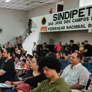Rita von Hunty Instagram - Aqui tem um compilado de fotos e um agradecimento!

Sábado passado, dia 15/abril, recebi um convite do @pcbpartidao e do @lgbtcomunistasp para integrar uma mesa de análise de conjuntura e apontamentos da questão LGBT e a luta de classes. O evento aconteceu em São José dos Campos mais especificamente no Sindipetro.

Contamos com mais de 300 companheiras e companheiros de luta, além dos e das camaradas do partido.

A mesa foi mediada pelo camarada @vitorferreira_h e teve as falas análises e contribuições do @matsgoncalves sobre conjuntura, educação e arte e @auroraustral__ sobre saúde mental, direitos e alienação.

Foi uma alegria e um prazer imenso!
Pelo poder popular!
Pelo socialismo!
Venceremos ❤️