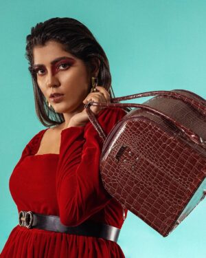 Ritika Sukheeja Instagram - Gracing ya'll with my presence 💅🏻👄
.
.
.
.
.
.
@johndinakaranphotography @mithus_mua
.
.
.
.
#portraitsquad #portraitshots #boutique #fashion #style #love #cute  #beauty #beautiful #pretty #eyes #model #dress  #heels #styles #outfit #jewelry #shopping #smile #misskollywood #missindia #beautypageant #pageant #missindia #pagentry #model