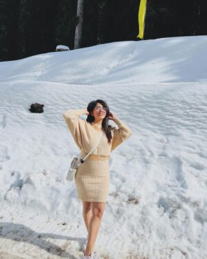 Ritika Sukheeja Instagram - Like I said, your winter Queen is enjoying WINTER WONDERLAND ❄️⛄️
.
.
.
.
.
.
.
.
.
.
.
.
.
#manalidiaries #manali #snow #portraitsquad #portraitshots #boutique #fashion #style #love #cute  #beauty #beautiful #pretty #eyes #model #dress #shoes #styles #outfit #jewelry #shopping #smile #misskollywood #missindia #beautypageant #pageant #missindia #pagentry #model