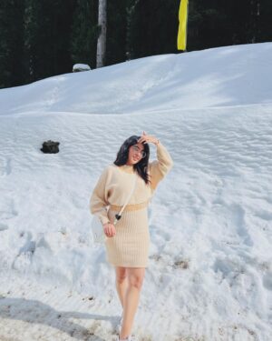 Ritika Sukheeja Instagram - Like I said, your winter Queen is enjoying WINTER WONDERLAND ❄️⛄️
.
.
.
.
.
.
.
.
.
.
.
.
.
#manalidiaries #manali #snow #portraitsquad #portraitshots #boutique #fashion #style #love #cute  #beauty #beautiful #pretty #eyes #model #dress #shoes #styles #outfit #jewelry #shopping #smile #misskollywood #missindia #beautypageant #pageant #missindia #pagentry #model