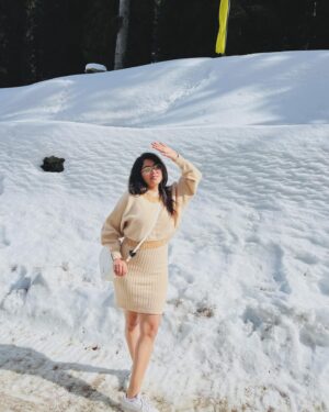 Ritika Sukheeja Instagram - Like I said, your winter Queen is enjoying WINTER WONDERLAND ❄️⛄️
.
.
.
.
.
.
.
.
.
.
.
.
.
#manalidiaries #manali #snow #portraitsquad #portraitshots #boutique #fashion #style #love #cute  #beauty #beautiful #pretty #eyes #model #dress #shoes #styles #outfit #jewelry #shopping #smile #misskollywood #missindia #beautypageant #pageant #missindia #pagentry #model
