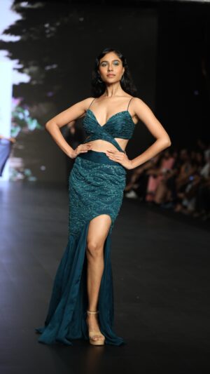 Riyaa Subodh Instagram - Husan mera…. #taubatauba ❤️‍🔥
 .
.
.
#ootd #ootdfashion #reelitfeelit #reelkarofeelkaro #reelsinstagram #reelsvideo #réel #actor #modellife #runwaymodel #runway