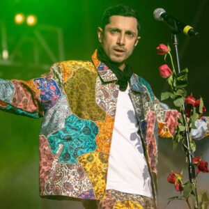 Riz Ahmed Instagram - The Long Goodbye x Glastonbury 2022 💐🙏🏽

Photo: @iso400mike
Outfit: @rastahofficial