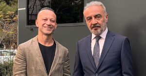 Riza Kocaoğlu Instagram - Herkesin biricik olduğunu,oyunculuğun değil kişiliğin geliştiğini ve daha bir çok şeyi senden dinledik,öğrendik. Yıllar,yollar var bu karede iyi ki abi❤️🌹
@yilmaz.erdogan  #incitaneleri