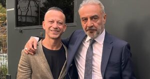 Riza Kocaoğlu Instagram - Herkesin biricik olduğunu,oyunculuğun değil kişiliğin geliştiğini ve daha bir çok şeyi senden dinledik,öğrendik. Yıllar,yollar var bu karede iyi ki abi❤️🌹
@yilmaz.erdogan  #incitaneleri