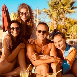 Riza Kocaoğlu Instagram - Memleketimizde yaz;)) 🧿

‘En saygın işidir bir kişinin.

Çünkü güneş ve kalın mavi

İnsana hiçbir şey hatırlatmaz

Öyle ki toparlar hayatın kalbini

Ve o zaman

Çökelir yaz

Tutarak kendi kalbini

Umutlar sarıya bırakır kendini

Gül uzar, karanfil kokar”